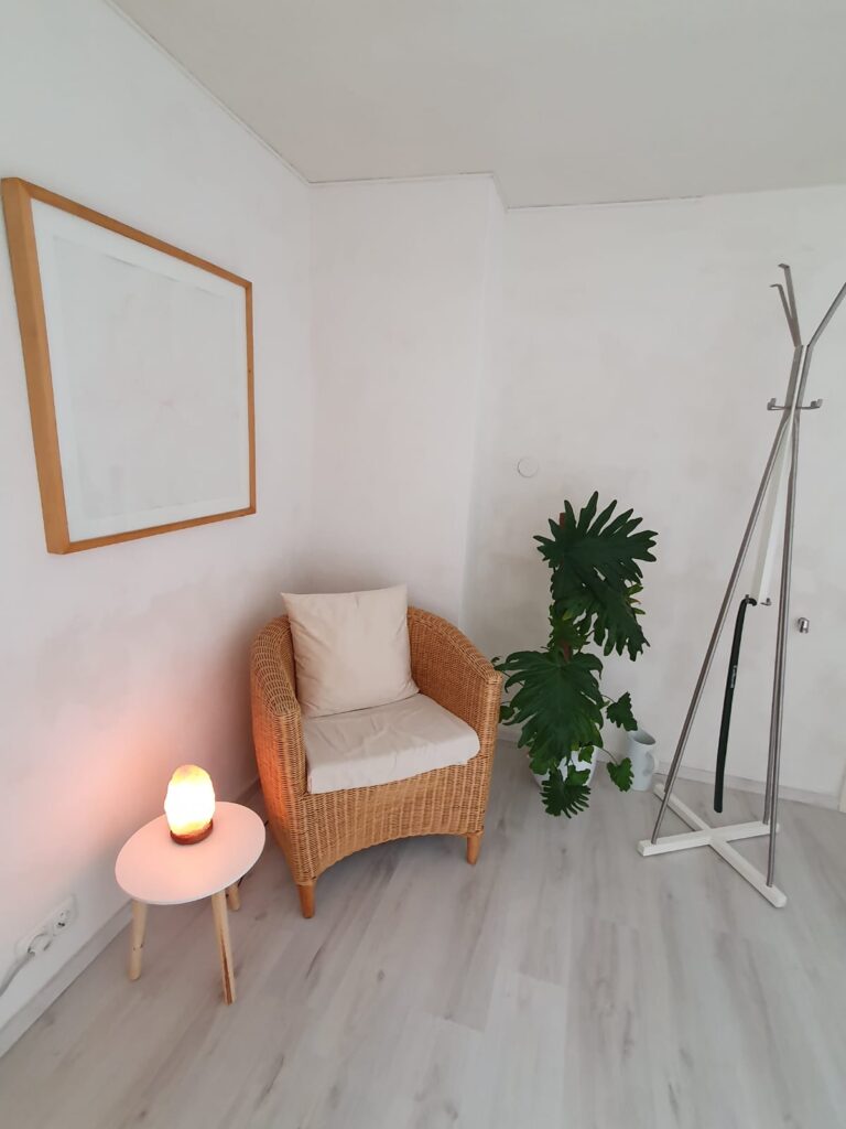 Kleiner Wartebereich mit Garderobe von der Praxis Einklang